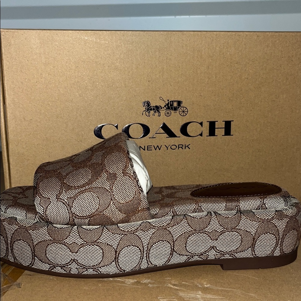 Coach Womens Daisy Pump in Crystal Signature Jacquard - Picture 4 of 5